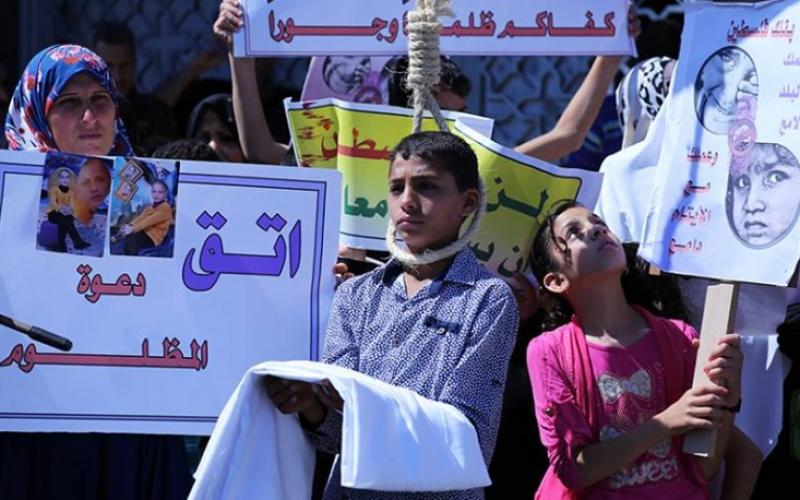 صور: فقراء وأيتام غزة يعلقون المشانق أمام بنك فلسطين