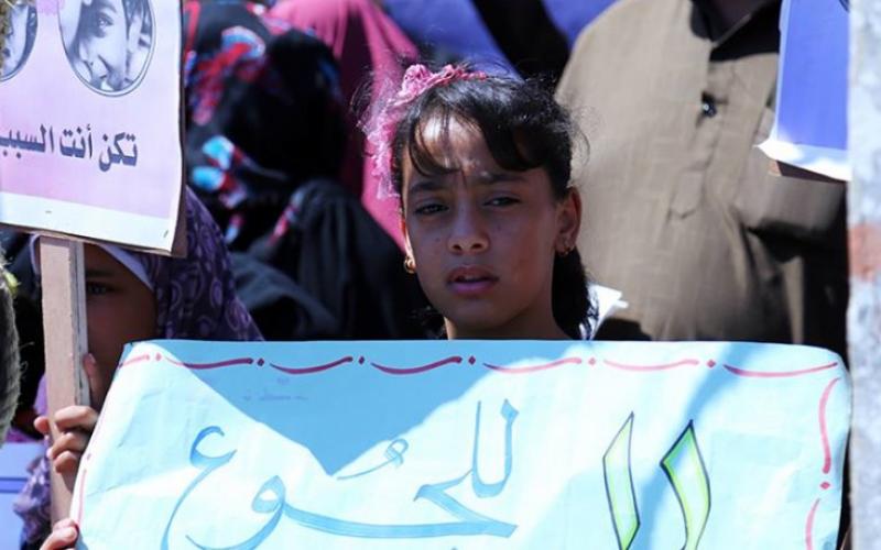 صور: فقراء وأيتام غزة يعلقون المشانق أمام بنك فلسطين