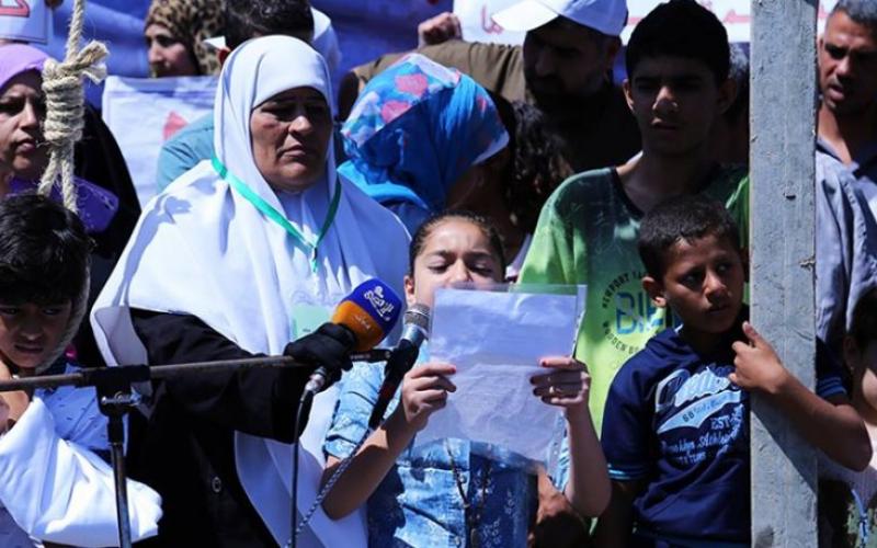 صور: فقراء وأيتام غزة يعلقون المشانق أمام بنك فلسطين
