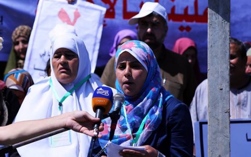 صور: فقراء وأيتام غزة يعلقون المشانق أمام بنك فلسطين