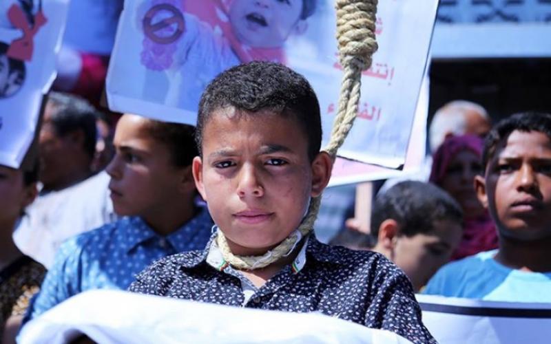صور: فقراء وأيتام غزة يعلقون المشانق أمام بنك فلسطين