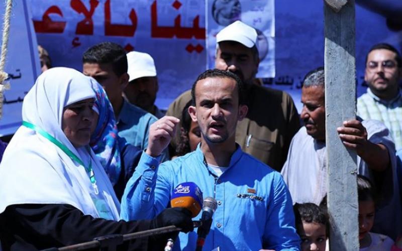 صور: فقراء وأيتام غزة يعلقون المشانق أمام بنك فلسطين