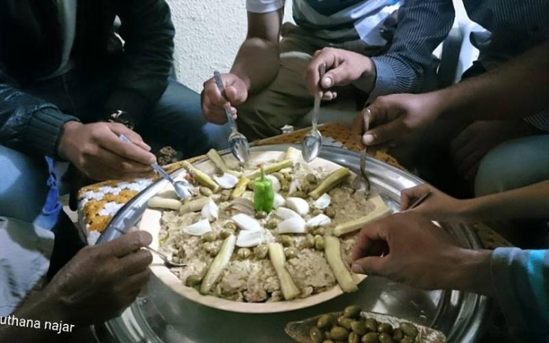 صور: "فتة العجر" أكلة شعبية موسمية