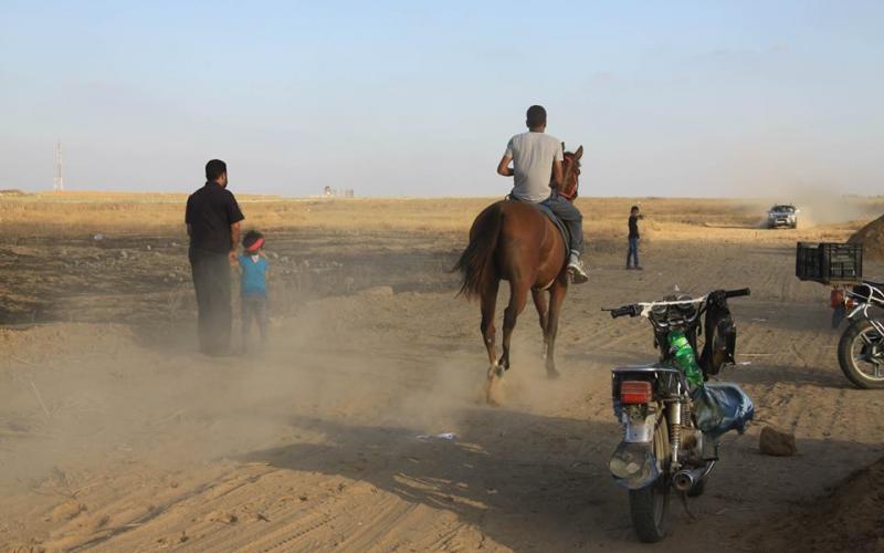 صور: حركة المواطنين على الشارع الذي شقه القسام