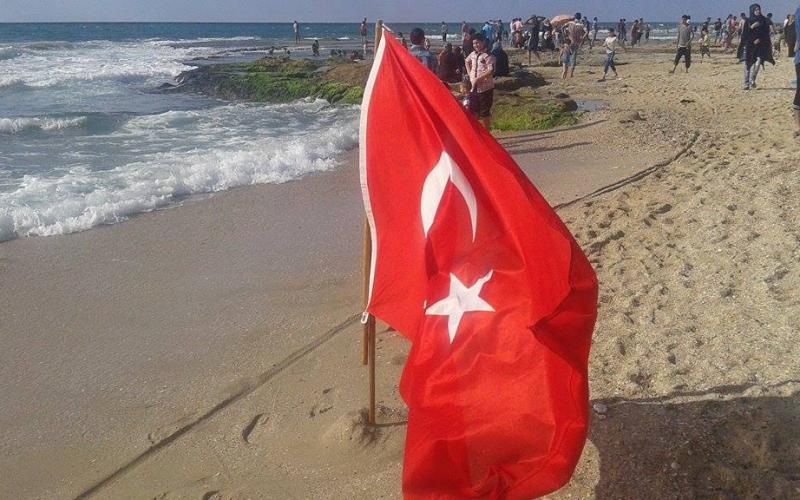 بالصور: علم "تركيا" على شاطئ غزة