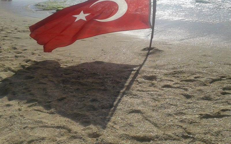 بالصور: علم "تركيا" على شاطئ غزة