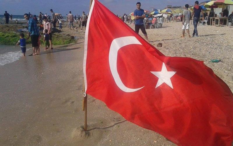 بالصور: علم "تركيا" على شاطئ غزة