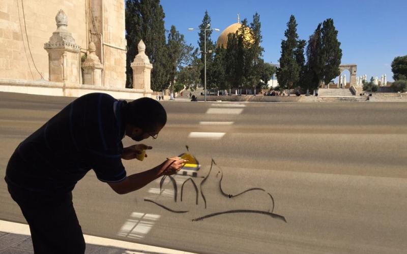 ‫‏صور: رسم جدارية في الأقصى تحوي بصمة الأطفال