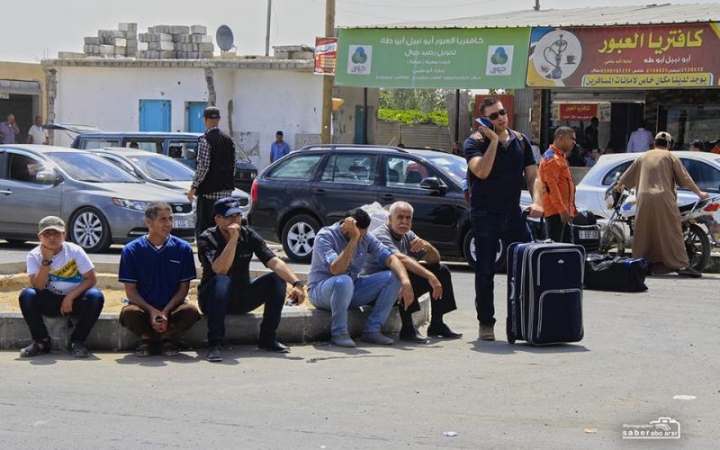 صور: معاناة المسافرين على "معبر رفح"