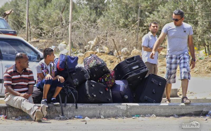 صور: معاناة المسافرين على "معبر رفح"