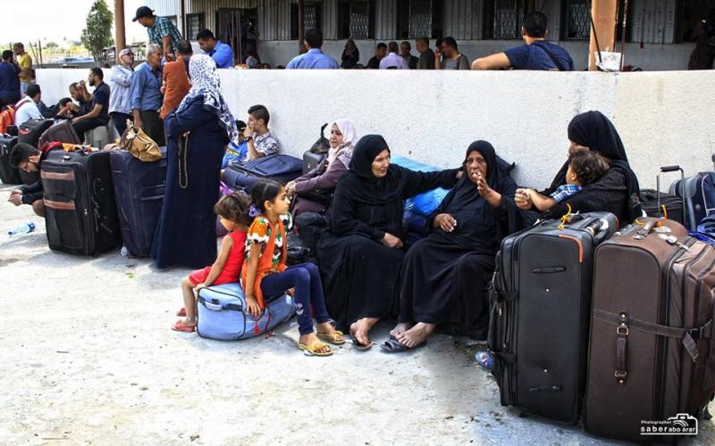 صور: معاناة المسافرين على "معبر رفح"