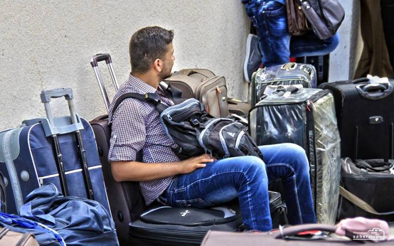 صور: معاناة المسافرين على "معبر رفح"