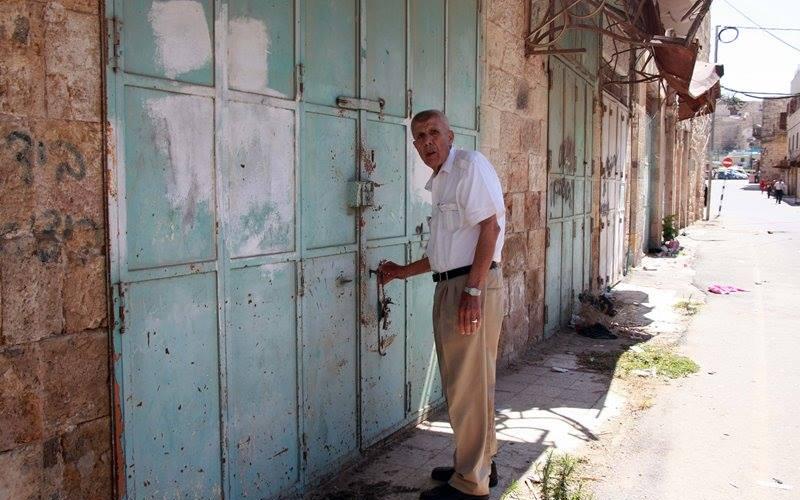 صور: إعادة افتتاح محلات قديمة بالخليل