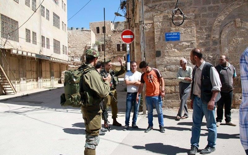 صور: إعادة افتتاح محلات قديمة بالخليل
