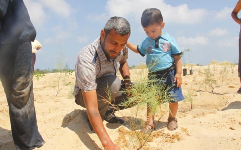 بالصور: حملة شعبية لتشجير محيط المجمع الطبي برفح‎