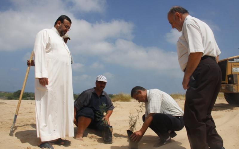 بالصور: حملة شعبية لتشجير محيط المجمع الطبي برفح‎