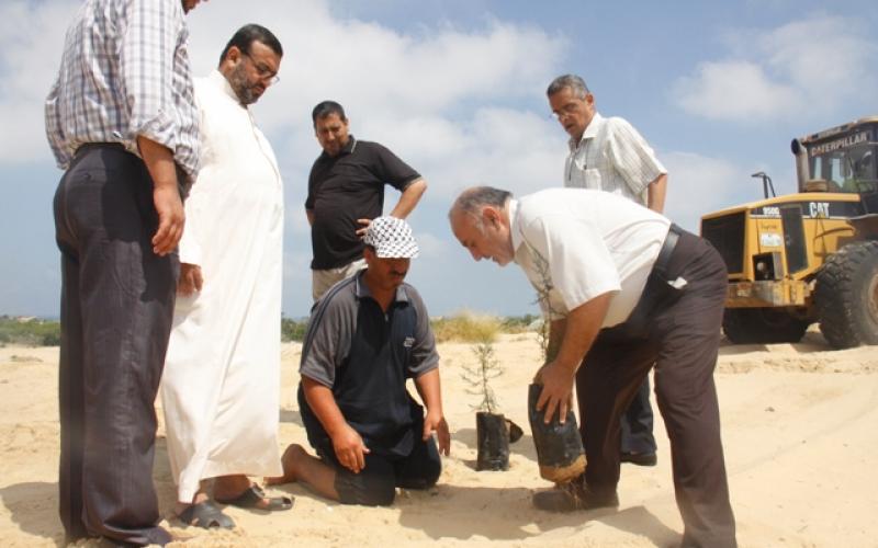 بالصور: حملة شعبية لتشجير محيط المجمع الطبي برفح‎