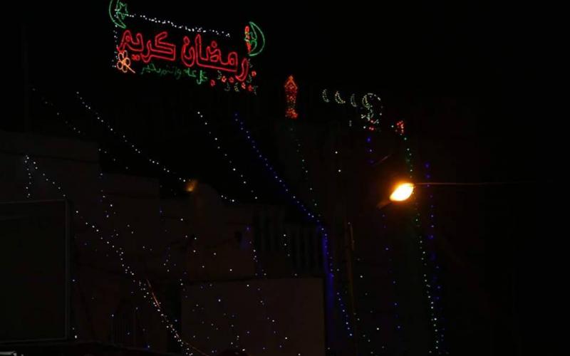 صور: جدران الخليل تتزين بعبارات رمضانية