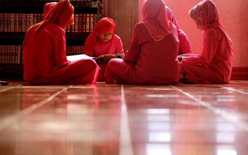 ‫‏صور: أطفال فليبينيون يتعلمون الصلاة