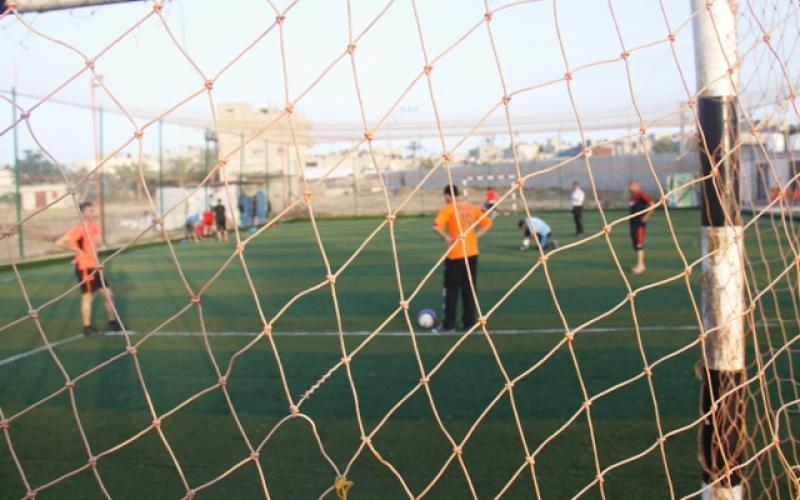 صور: إقبال كبيرة على الملاعب المعشبّة برفح