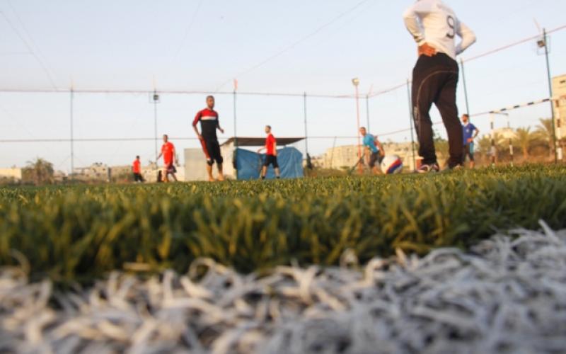 صور: إقبال كبيرة على الملاعب المعشبّة برفح