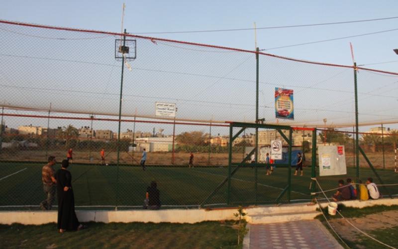 صور: إقبال كبيرة على الملاعب المعشبّة برفح