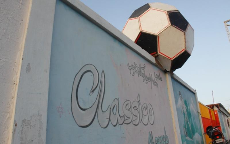 صور: إقبال كبيرة على الملاعب المعشبّة برفح