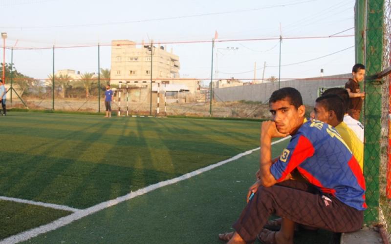 صور: إقبال كبيرة على الملاعب المعشبّة برفح