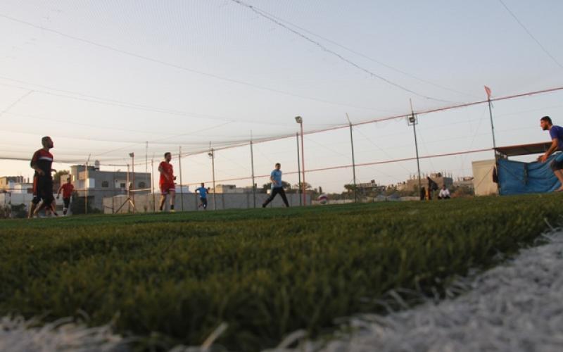صور: إقبال كبيرة على الملاعب المعشبّة برفح