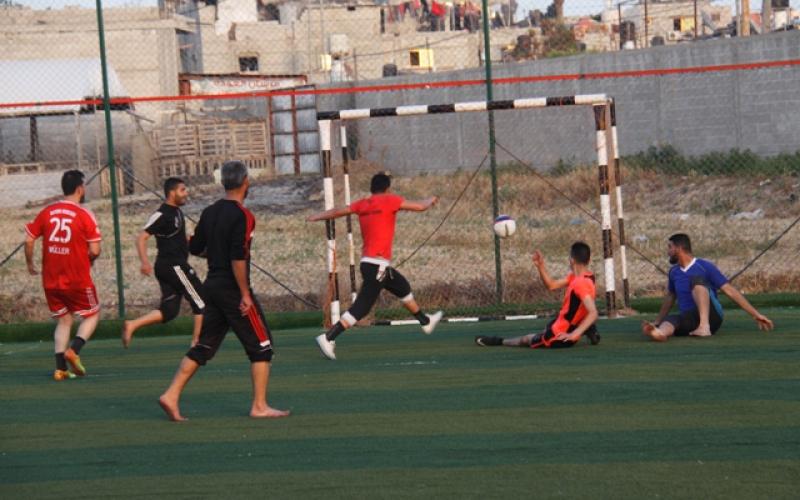 صور: إقبال كبيرة على الملاعب المعشبّة برفح