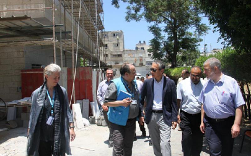 السفير الياباني يزور مجمّع الشفاء الطبي بغزة