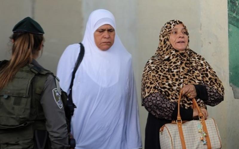 صور: آلالاف الفلسطينيين يتوجهون للصلاة بالأقصى