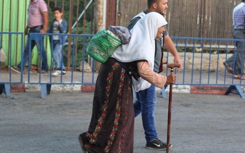صور: آلالاف الفلسطينيين يتوجهون للصلاة بالأقصى