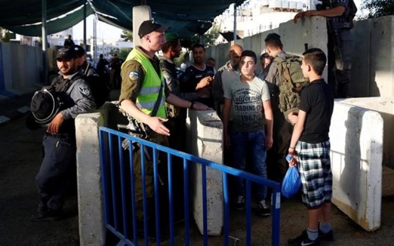 صور: آلالاف الفلسطينيين يتوجهون للصلاة بالأقصى