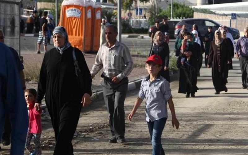 صور: آلالاف الفلسطينيين يتوجهون للصلاة بالأقصى
