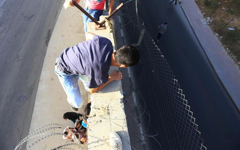 صور: آلالاف الفلسطينيين يتوجهون للصلاة بالأقصى