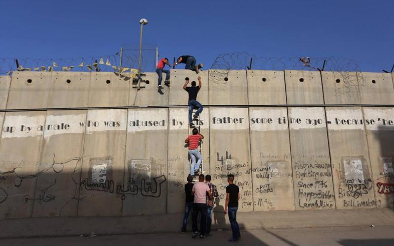 صور: آلالاف الفلسطينيين يتوجهون للصلاة بالأقصى