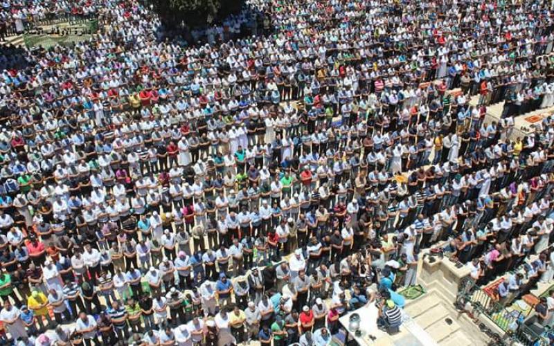 صور: 200 ألف صلوا أول جمعة رمضانية بالأقصى