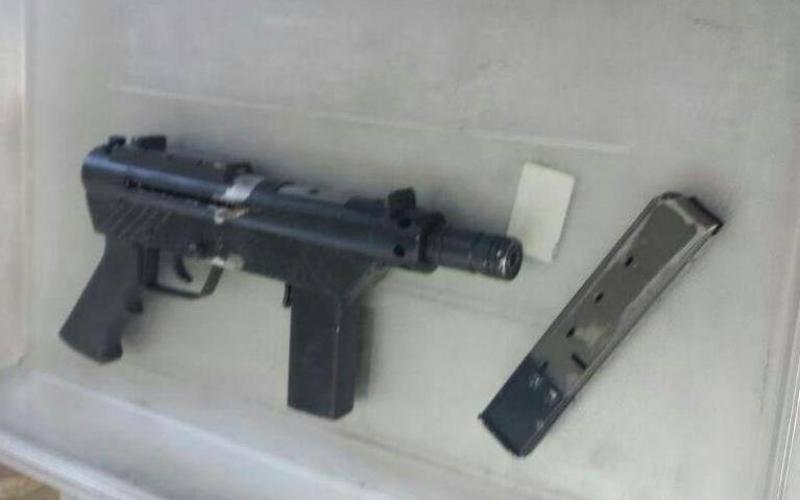 بالصور: اعتقال 3 فلسطينيين بزعم حيازتهم سلاح