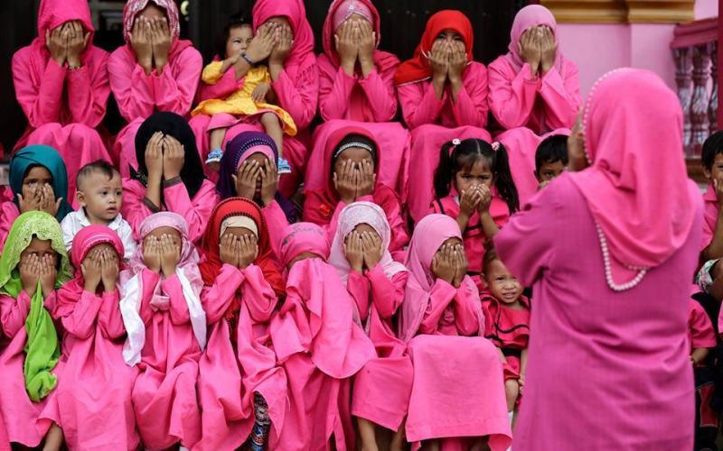 صور: أطفال يتعلمون الصلاة في أول أيام رمضان
