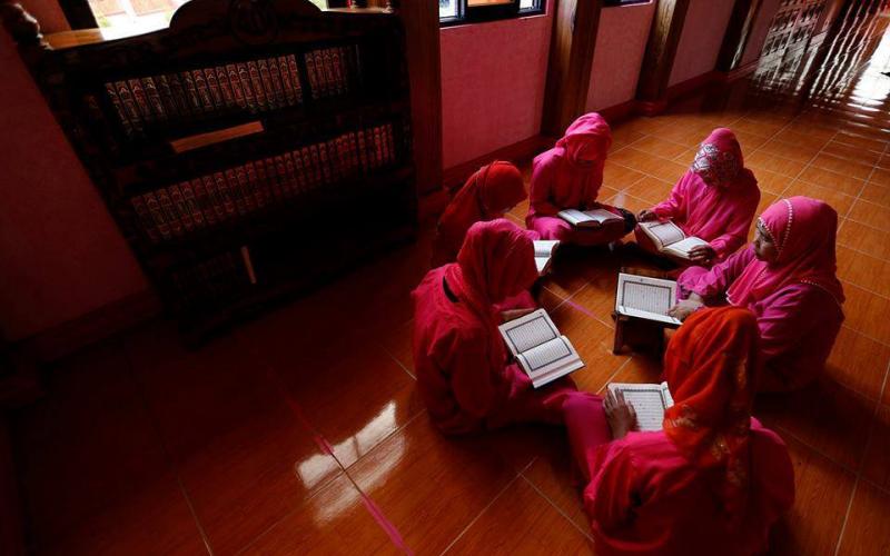 صور: أطفال يتعلمون الصلاة في أول أيام رمضان