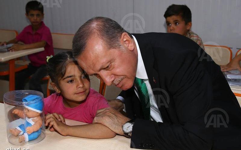 صور: أردوغان يتناول الإفطار مع أطفال سوريا