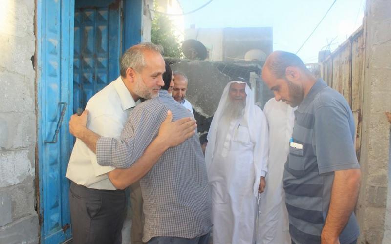 صور: حماس تزور عوائل الشهداء ببيت حانون
