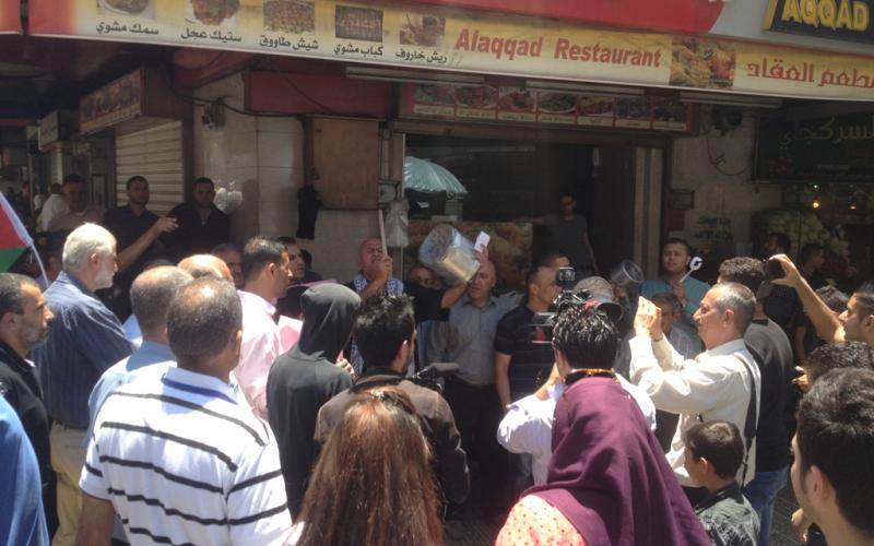 بالصور: أهالي نابلس يقرعون الطناجر رفضاً للغلاء