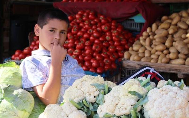بالصور: الأسواق .. تعج بالمشاهدين وتفتقر المشترين
