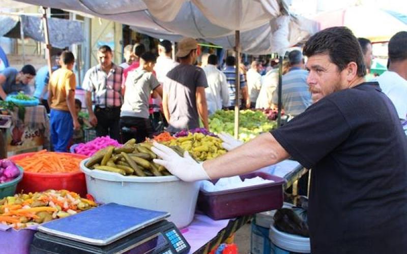 بالصور: الأسواق .. تعج بالمشاهدين وتفتقر المشترين