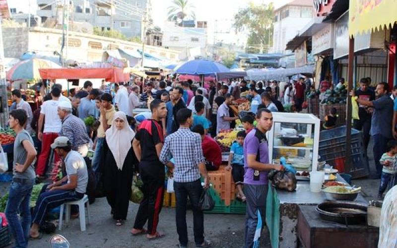 بالصور: الأسواق .. تعج بالمشاهدين وتفتقر المشترين