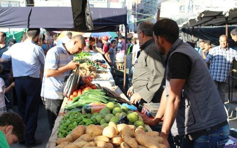بالصور: الأسواق .. تعج بالمشاهدين وتفتقر المشترين
