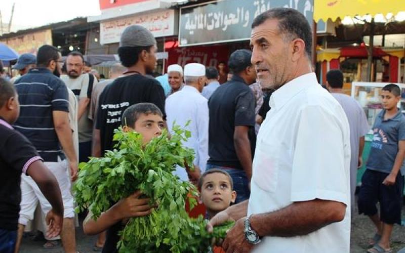 بالصور: الأسواق .. تعج بالمشاهدين وتفتقر المشترين