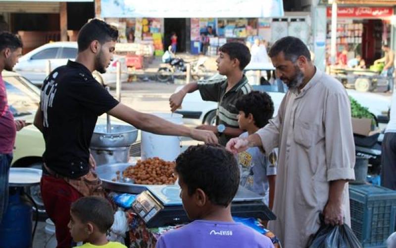 بالصور: الأسواق .. تعج بالمشاهدين وتفتقر المشترين